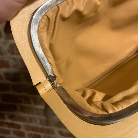 1970s vintage Sirocco italian real leather clutch white with tan Bakelite clasp - Picture 10 of 12